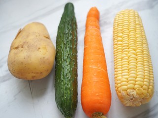 1、土豆沙拉焗法棍,准备食材：土豆、黄瓜、胡萝卜、甜玉米。玉米一定要选用甜玉米哦。