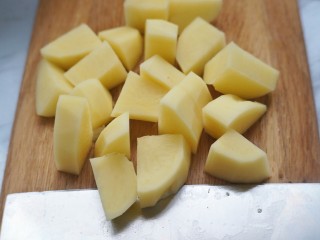 2、土豆沙拉焗法棍,土豆去皮切块。