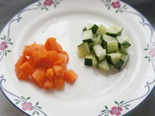 6、土豆沙拉焗法棍,胡萝卜切粒入锅煮一分钟捞出沥水备用。