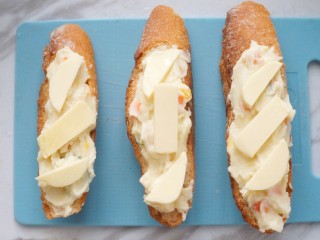 11、土豆沙拉焗法棍,把黄油薄片铺在法棍上，烤箱预热200度，15分钟。