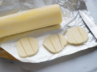 10、土豆沙拉焗法棍,取20g黄油切薄片，再将每片切成三等份，如图。