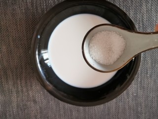 4、鸡蛋牛奶布丁,放入白糖