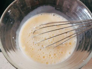 8、鸡蛋牛奶布丁,再次充分搅打均匀