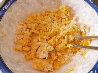 6、脆皮南瓜饼,放入糯米粉  搅拌成絮状