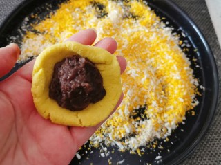 9、脆皮南瓜饼,包上红豆沙  红豆沙提前做好备用