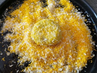 10、脆皮南瓜饼,均匀裹上面包糠