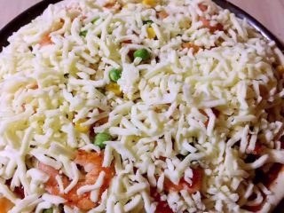 15、至尊披萨,最后铺上一层厚厚的芝士碎