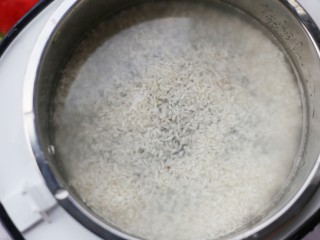 3、爆红网络的一个番茄饭,浸泡20分钟。