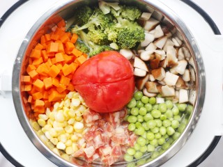 6、爆红网络的一个番茄饭,将处理好的材料一一放入锅中围成一圈,番茄放入中间。