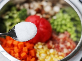 7、爆红网络的一个番茄饭,加一勺盐。