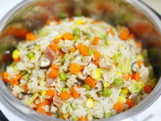 11、爆红网络的一个番茄饭,搅拌均匀。