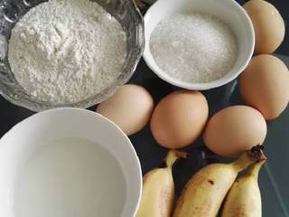 1、香蕉杯子蛋糕,先把材料全部配齐咯,接下来才不会手忙脚乱哒