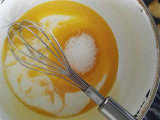 3、香蕉杯子蛋糕,先打发蛋黄,然后加入20克糖和牛奶继续打发