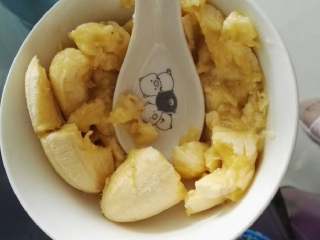 4、香蕉杯子蛋糕,香蕉去皮捣碎成香蕉泥,也可以用料理棒打成泥