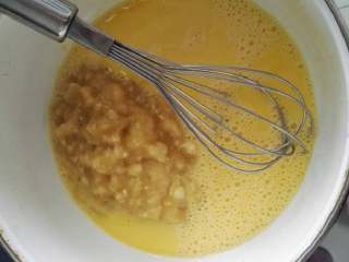 5、香蕉杯子蛋糕,倒入蛋液中搅拌均匀