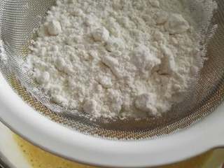 6、香蕉杯子蛋糕,将米粉过筛后加入蛋液中搅拌均匀