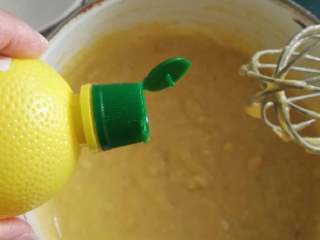 7、香蕉杯子蛋糕,加两三滴柠檬,防止香蕉氧化