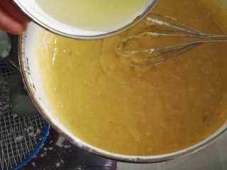 8、香蕉杯子蛋糕,再将玉米油倒入蛋液中搅拌均匀