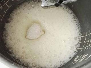 9、香蕉杯子蛋糕,接下来打发蛋清,将蛋清打发出泡沫后加入15克左右的糖继续打发