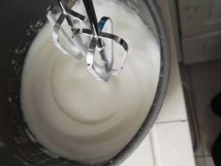 10、香蕉杯子蛋糕,然后继续打发,将剩下的糖分三次加入,直至打发的蛋清出纹路而且出拉出的小山峰不倒为止