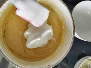 11、香蕉杯子蛋糕,先加两勺蛋白至蛋黄液中由下而上的搅拌均匀