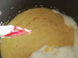 12、香蕉杯子蛋糕,然后将所有的蛋液全部倒入蛋白中搅拌,同样是由下而上的搅拌均匀