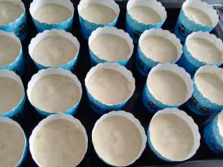 13、香蕉杯子蛋糕,装入纸杯中,这时同步将烤箱上下管加热160℃,8分钟左右