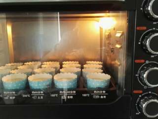 14、香蕉杯子蛋糕,放入烤箱中下层,上下管160℃,45分钟即可