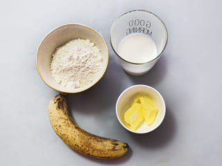 1、香蕉松饼,准备好所需要的食材。