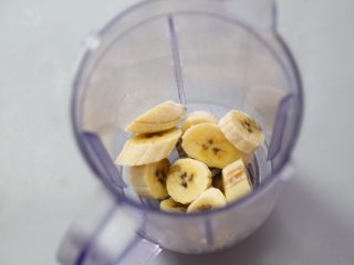 2、香蕉松饼,香蕉切片，放入料理机。