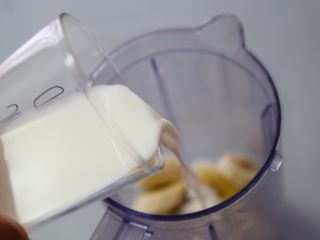 3、香蕉松饼,将准备好的牛奶也倒入料理机。