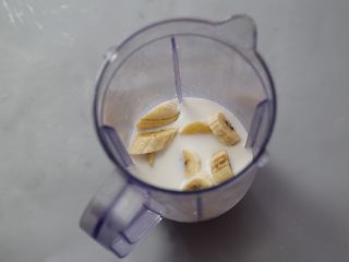 4、香蕉松饼,盖上盖子，准备启动机器，搅打均匀。