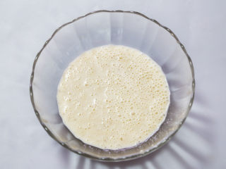 6、香蕉松饼,将搅打后的香蕉牛奶倒入一个大盆。