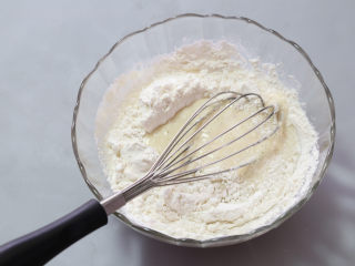 8、香蕉松饼,用手动打蛋器翻拌均匀。