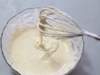 9、香蕉松饼,直到面糊无干粉，呈现滴落有纹理的状态。