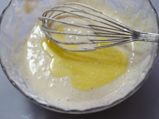 10、香蕉松饼,黄油隔水融化，倒入翻拌好的面糊里。