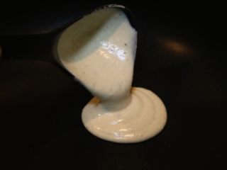 12、香蕉松饼,不粘锅锅烧热，舀一勺面糊放入锅中，滴落成圆形。