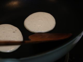 14、香蕉松饼,微微出现气孔后，将可以用铲子翻面啦。