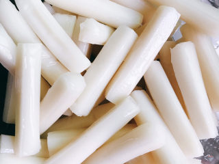 1、猪皮泡菜炒年糕,准备好年糕