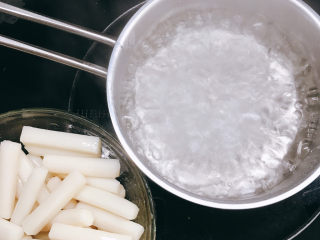 2、猪皮泡菜炒年糕,烧开水