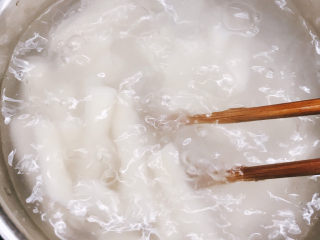3、猪皮泡菜炒年糕,水开后下年糕煮2分钟