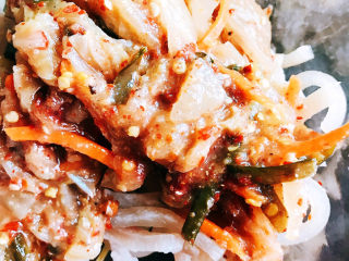 6、猪皮泡菜炒年糕,猪皮放入碗中，泡菜稍微切一下放入碗中