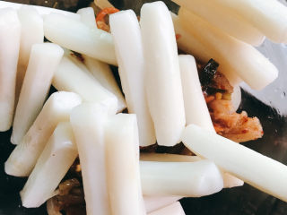 7、猪皮泡菜炒年糕,再放入年糕