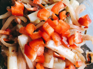 9、猪皮泡菜炒年糕,加入彩椒粒、花生油拌匀