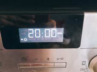 11、猪皮泡菜炒年糕,烤20分钟。