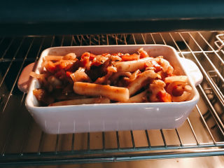 10、猪皮泡菜炒年糕,装入烤盆放入提前200度预热的烤箱中