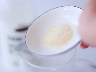 3、承味延世牛奶芒果布丁,加入吉利丁，粉糖粉搅拌均匀，