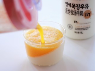 6、承味延世牛奶芒果布丁,取出凝固的布丁，倒芒果泥一