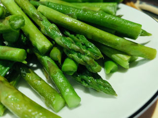 1、芦笋炒肉片,这是焯水好的芦笋；