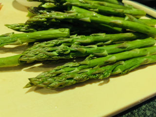 4、芦笋炒肉片,要用拗段；